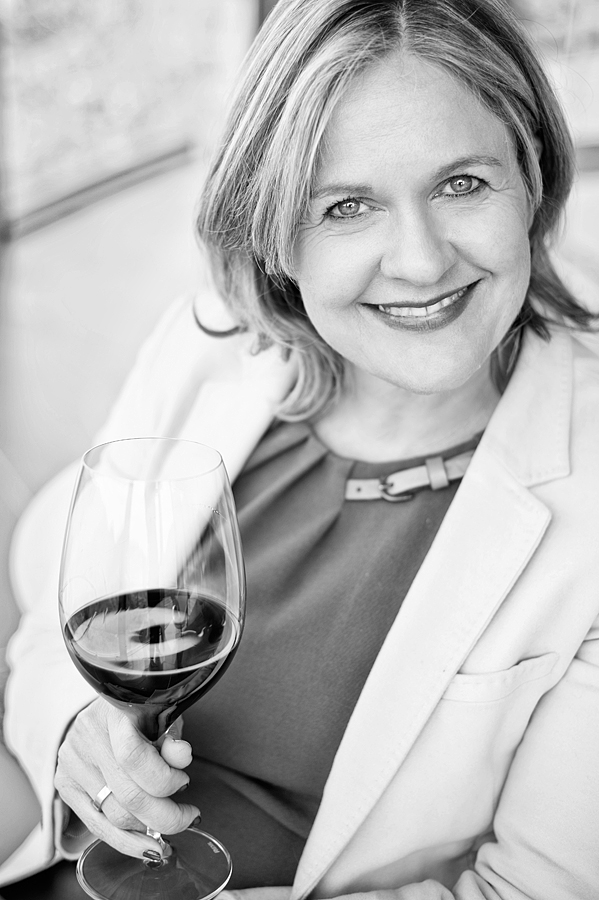 Karin Lundberg con copa de vino